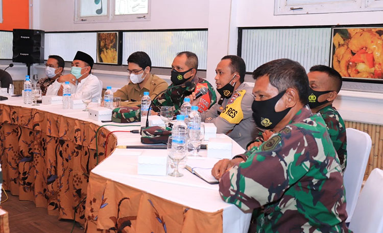 Rapat Forkopimda Kota Pasuruan di Ruang Pertemuan Rumah Makan Tengger Pasuruan, Senin (21/12/2020). (foto: Dok. Pasuruan HBBO)