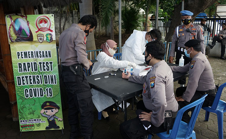 Puluhan Anggota Polres Probolinggo Kota saat melakukan rapid test. (foto: ist)