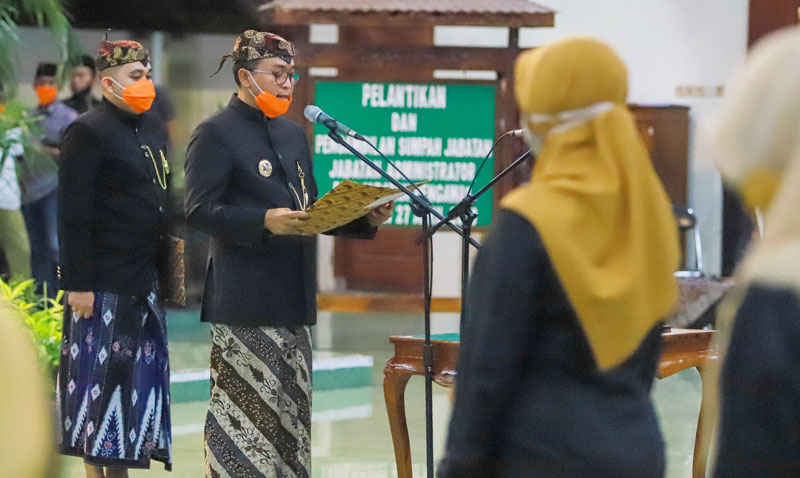 Bupati Pamekasan Baddrut Tamam saat melantik pejabat di Pandhapa Agung Ronggosukowati. 