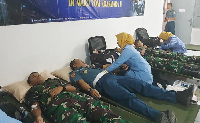 Para personel Polisi Militer dari TNI AD dan TNI AU di wilayah Surabaya yang sedang melakukan aksi donor darah.