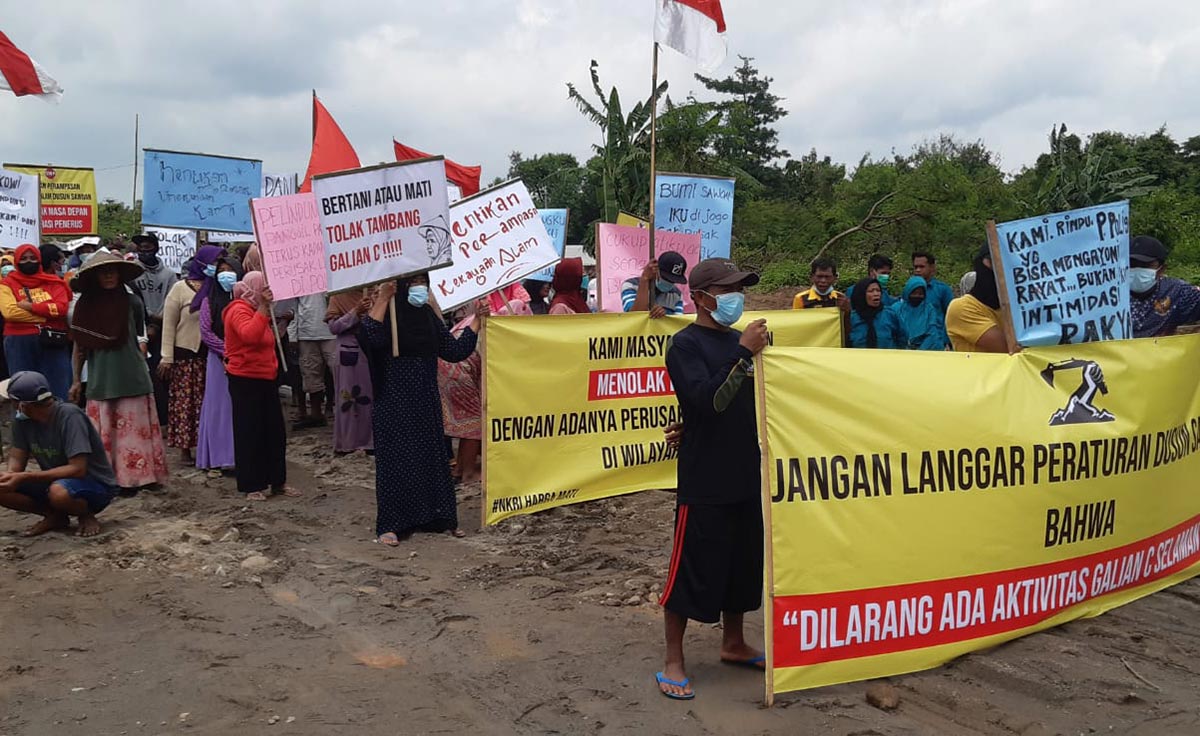 Ratusan warga saat mendatangi tambang galian C di Dusun Sawoan Desa Sawo. Mereka menuntut tambang tersebut ditutup karena diduga ilegal.
