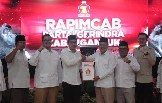 Penyerahan surat rekomendasi DPP Partai Gerindra diberikan dari perwakilan DPD Partai Gerindra Jawa Timur kepada Gus Ibin