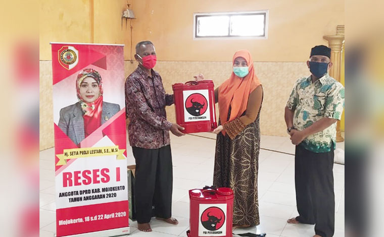 Wakil Ketua DPRD dari Fraksi PDI Perjuangan Hj. Setia Pudji Lestari, S.E., M.Si., saat menyerahkan bantuan alat penyemprot disinfektan kepada Kades Kedungmaling.