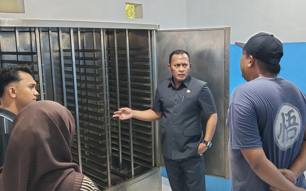 Wakil Bupati Pamekasan Sukriyanto saat melaksanakan sidak ke dapur MBG di Pademawu Timur.