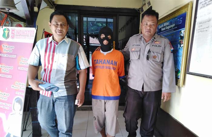 Tersangka M.Rochim didampingi Kasi Humas Polsek Tanggulangin Aipda Heru Setiawan (kanan) dan Bripka Wahyu Helmy (kiri).