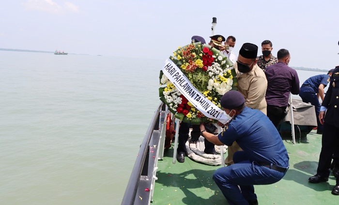 Bupati Gresik Fandi Akhmad Yani saat tabur bunga di atas Kapal KN Grantin 211, memperingati Hari Pahlawan 10 November 2021. foto: SYUHUD/ BANGSAONLINE