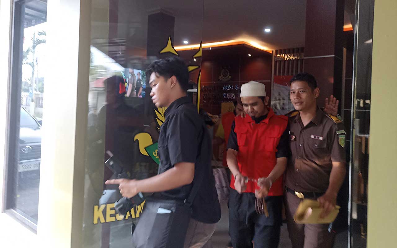Samsudin, pelaku video tukar pasangan saat berada di Kejari Blitar dengan menggunakan rompi tahanan. 