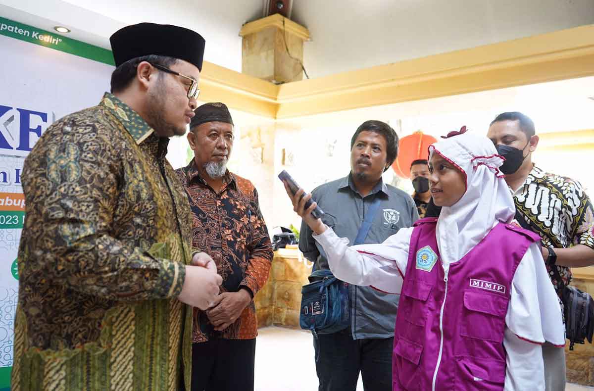 Bupati Kediri, Hanindhito Himawan Pramana, saat diwawancarai Almira, si wartawan cilik. Foto: Ist