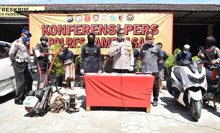 Kapolres Pamekasan, AKBP Djoko Lestari saat memberikan keterangan pers soal tertangkapnya maling mobil tipe Toyota Agya di Jalan Stadion, Pamekasan.