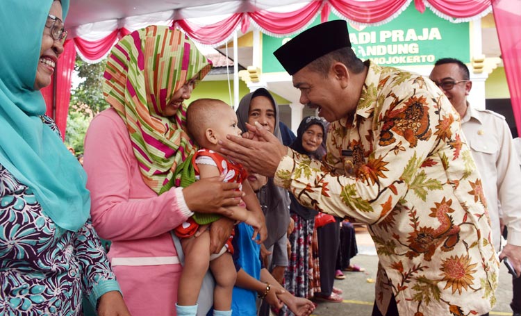 Bupati Pungkasiadi menyapa warga pada acara Bulan Panutan PBB-P2 Kecamatan Tahun 2020. 