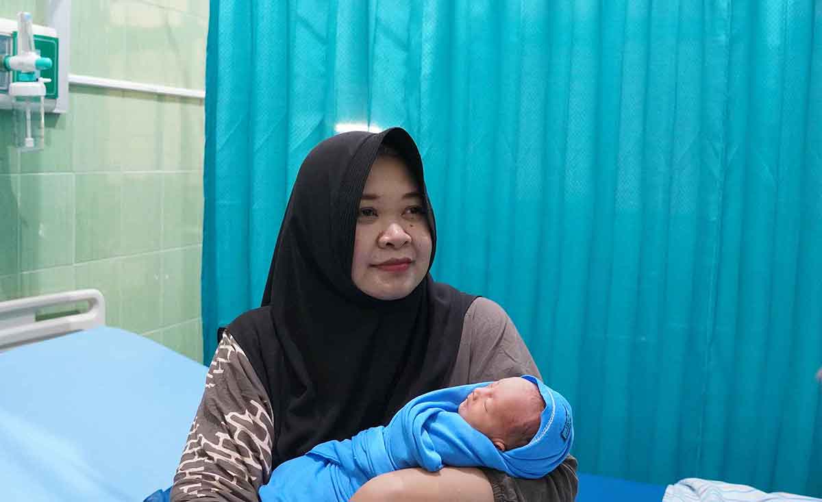 Warga Campursari Sogaten, Oktaria, bersama anaknya.