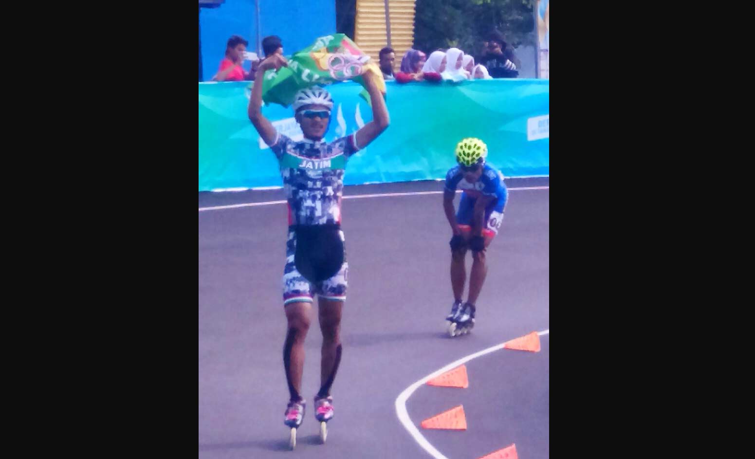 SANG JUARA: Atlet sepatu roda asal Sidoarjo Oky Ardianto saat memenangi laga cabor sepatu roda nomor 10.000 meter, di PON XIX Jabar, di Bandung, Jumat (23/9). foto: istimewa