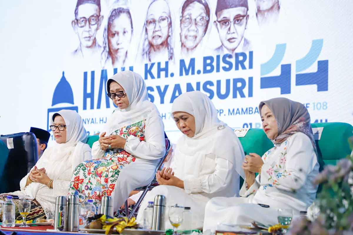 Gubernur Khofifah saat menghadiri Haul ke-44 KH Bisri Syansuri di Jombang.