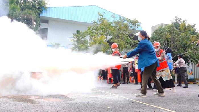 PLN sedang melakukan simulasi tanggap darurat.