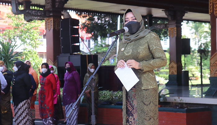 Bupati Mojokerto, Ikfina Fatmawati. saat memimpin apel ASN.
