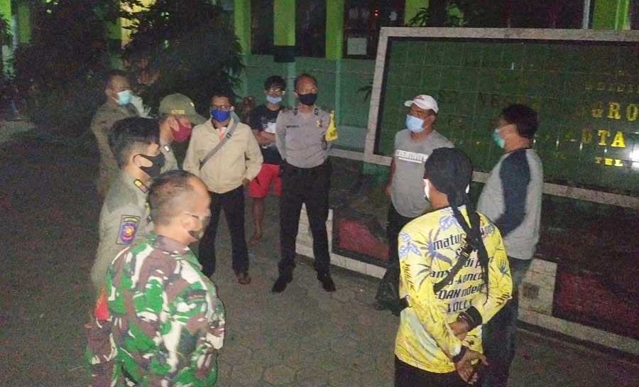 Tim Gabungan saat di lokasi turnamen bola voli yang terpaksa harus dibubarkan, Sabtu (26/9/2020). foto: ist/ bangsaonline.com
