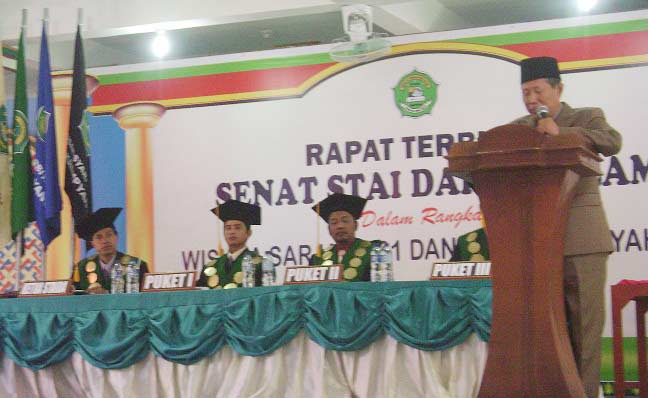 Dr KH Musta’in Syafi’I saat menyampaikan orasi ilmiah pada acara wisuda STAIDA Krempyang, di Kecamatan Tanjunganom, Nganjuk. foto istimewa