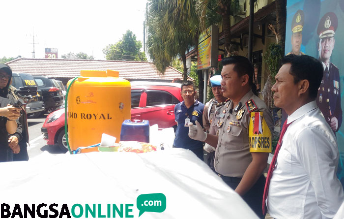 Kapolres Malang Kota AKBP Asfuri didampingi Kasat Respons AKP Samsul Arifin dan Kasubag Humas Ipda Ni Made S Marhaeni, saat merilis hasil penangkapan ribuan botol miras oplosan di Blimbing, Kota Malang, Senin (22/10). foto: IWAN IRAWAN/ BANGSAONLINE