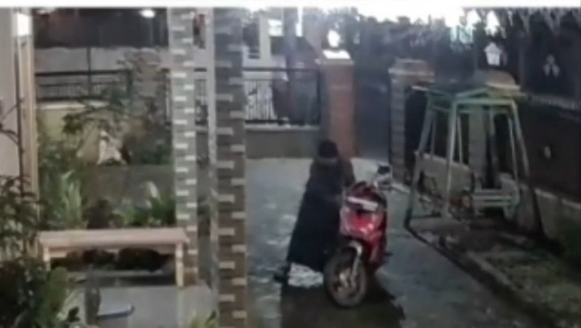 Tangkapan layar CCTV saat pelaku menggasak motor korban