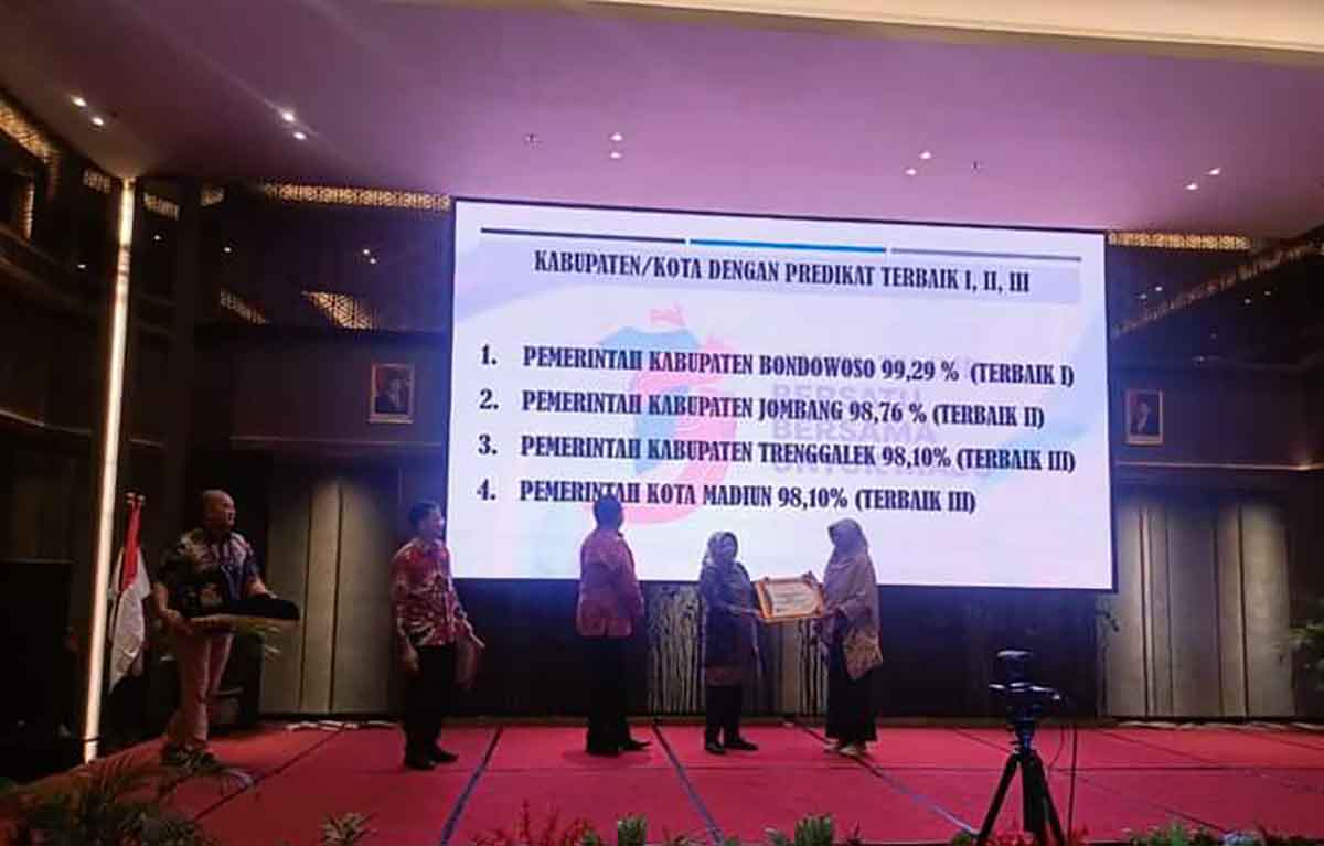 Kabag Hukum Setdakab Trenggalek, Sri Agutiani (kanan), saat menerima penghargaan.