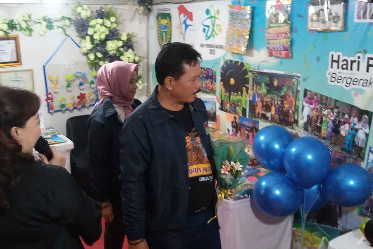 Wali kota Madiun, Maidi menyaksikan hasil karya para anak didik. Foto : HENDRO SUHARTONO/ BANGSAONLINE.com