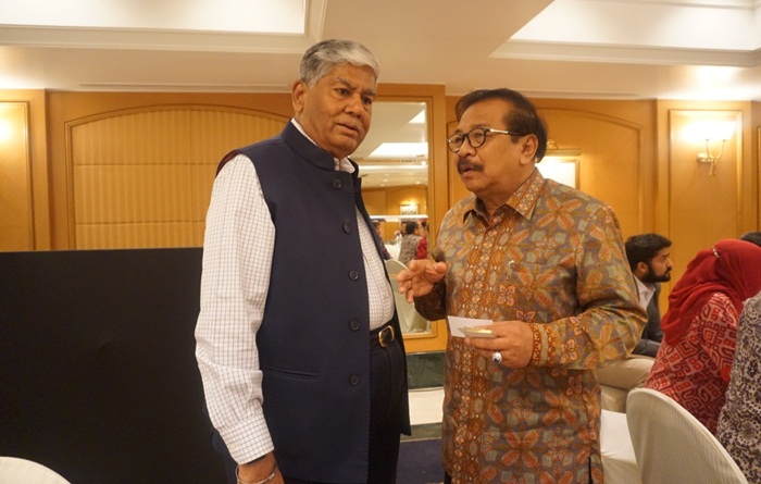 Pakde Karwo saat berbincang dengan pengusaha dari Mumbai mengenai prospek investasi di Jatim.