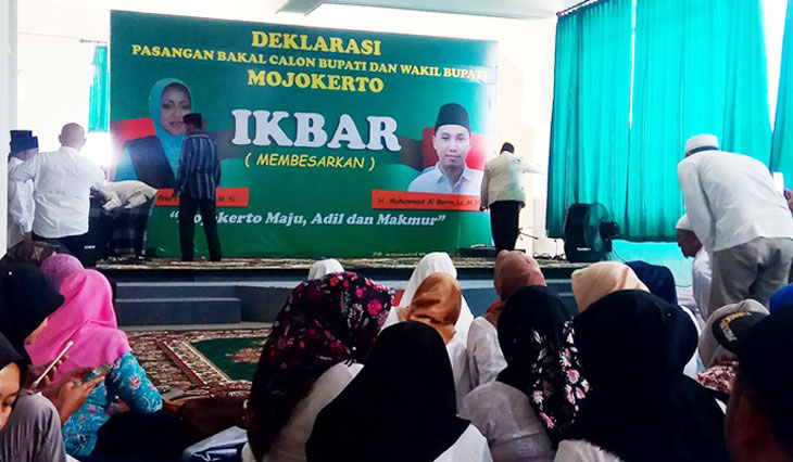 Suasana deklarasi Ikbar telah mulai. Massa relawan hadir dalam acara majunya paslon bertagline Mojokerto Adil Makmur itu.