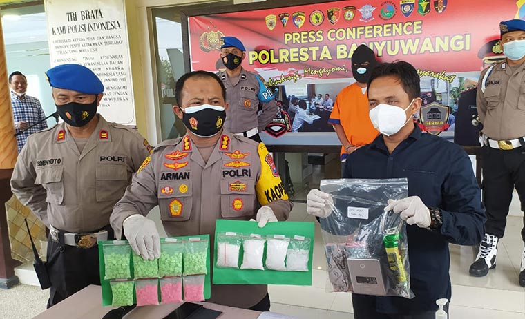 Kapolresta Banyuwangi Kombes Pol Arman Asmara Syarifuddin memamerkan tersangka dan barang bukti. foto: TEGUH PRAYITNO/ BANGSAONLINE