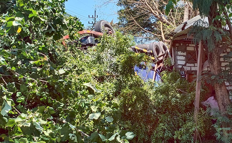 Kadishub Gresik Nyatakan Truk Rem Blong Timpa Rumah Bukan Nopol Gresik