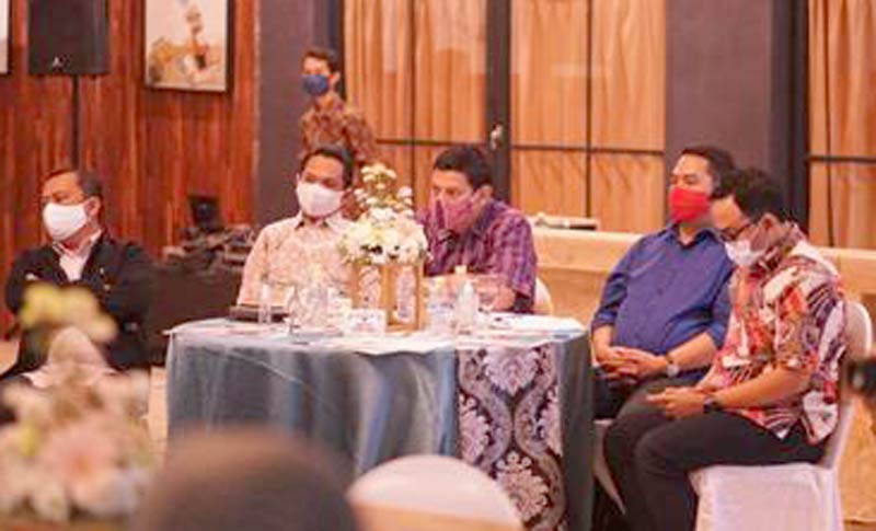 Wali Kota Kediri Abdullah Abu Bakar saat mengikuti Diskusi Kepala Daerah Millenial Jawa Timur, di Royal Residence Club House Surabaya, Senin (7/9) malam. foto: ist/ bangsaonline.com