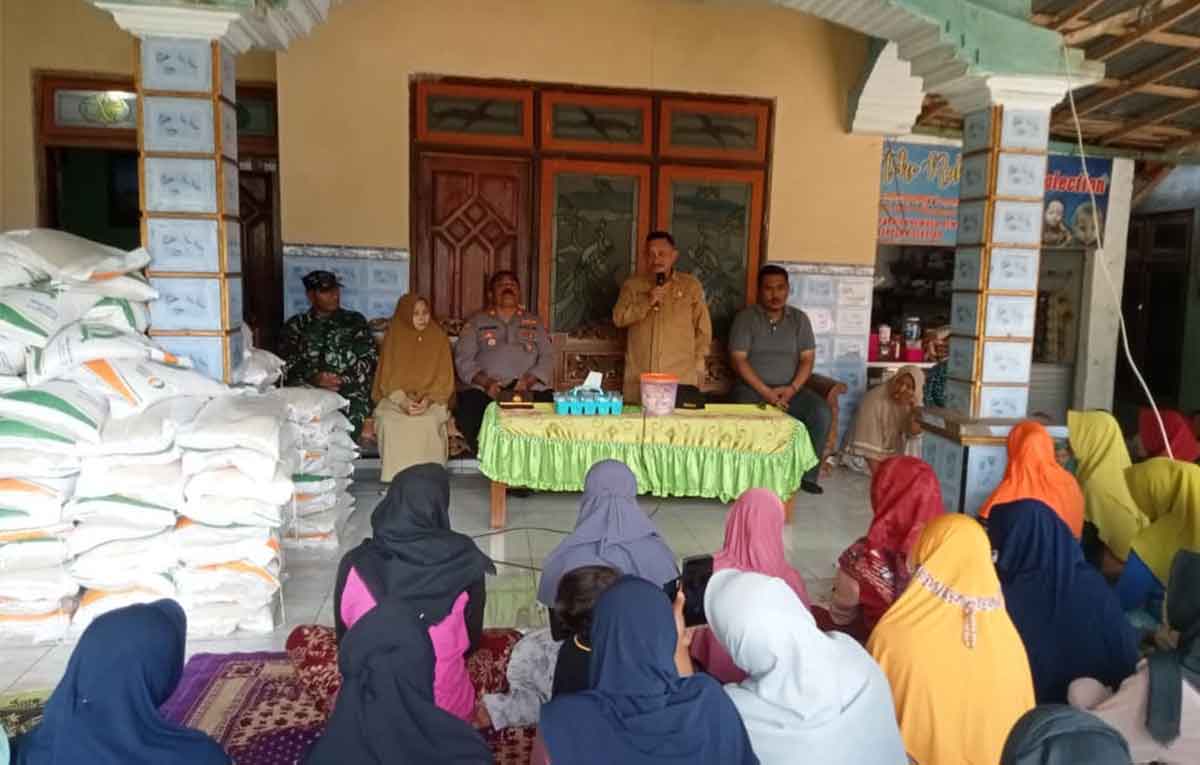 Bupati Situbondo Kawal Bantuan Pangan di Desa Campoan