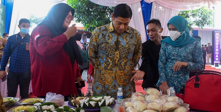 
Wali Kota Kediri Abdullah Abu Bakar bersama Ketua TP PKK Kota Kediri Ferry Silviana Abu Bakar (kanan) saat meninjau salah satu stand. (Ist).