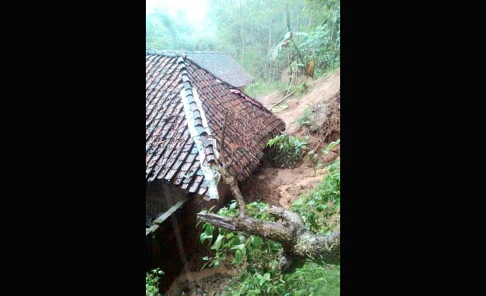 Kondisi dapur milik Slamet yang porak-poranda dihantam longsor. IST