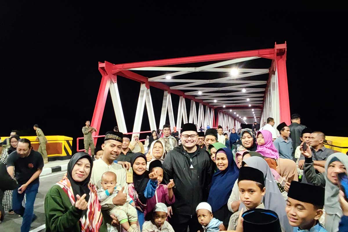 Bupati Kediri Hanindhito Himawan Pramana bersama warga usai meninjau Jembatan Jongbiru Kamis malam (25/7/2024) sebelum dibuka. Foto: Muji Harjita/BANGSAONLINE.com