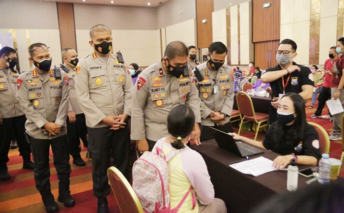 Alumni Akademi Kepolisian (Akpol) Tunggal Panaluan 1994 Peduli menggelar bakti sosial vaksinasi massal di Dyandra Convention Center Surabaya, Rabu (25/8/2021).