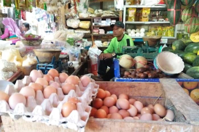 Mujiono menunggu pembeli di lapaknya.