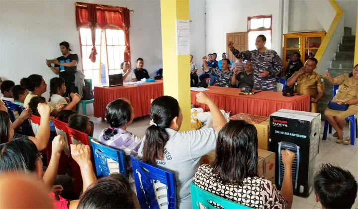 Prajurit KRI Sultan Nuku-373 (Nuku) saat melaksanakan ekspedisi bersama Bank Indonesia dan Lantamal VIII Manado di pulau-pulau 3T (Terdepan, Terluar dan Terpencil). Salah satunya ke Pulau Kalama, Sulawesi Utara.