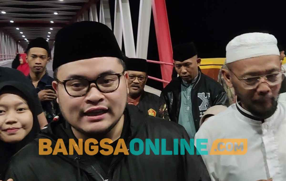 Bupati Kediri, Hanindhito Himawan Pramana,  saat memberi keterangan kepada awak media di Jembatan Jongbiru. Foto: MUJI HARJITA/BANGSAONLINE