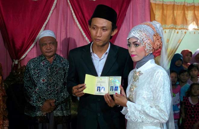 Salah satu pasangan pengantin yang melangsungkan pernikahan di malam songo Ramadhan. foto: EKY NURHADI/ BANGSAONLINE