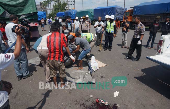 Badan korban yang hancur dilakukan evakuasi.
