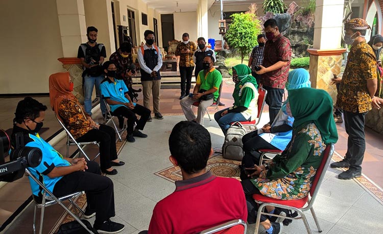 Ning Ita, Wali Kota Mojokerto saat menerima curhatan dari para fasilitator.