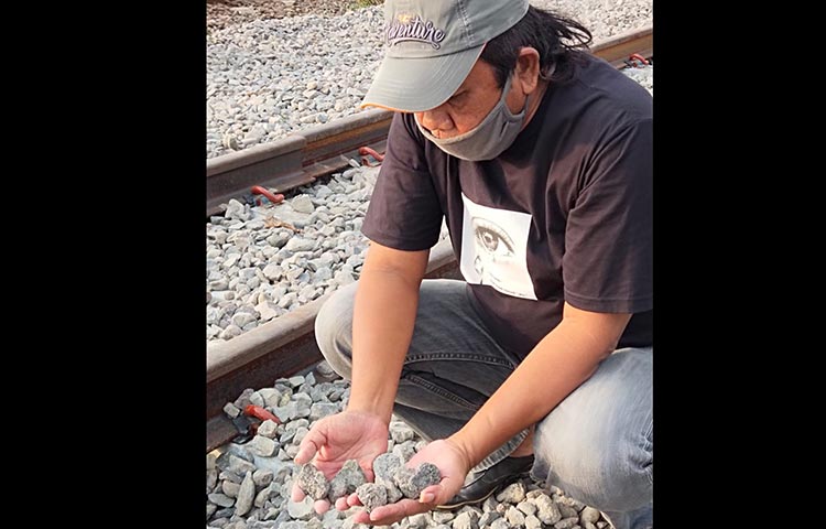 Ketua LSM saat di lokasi.