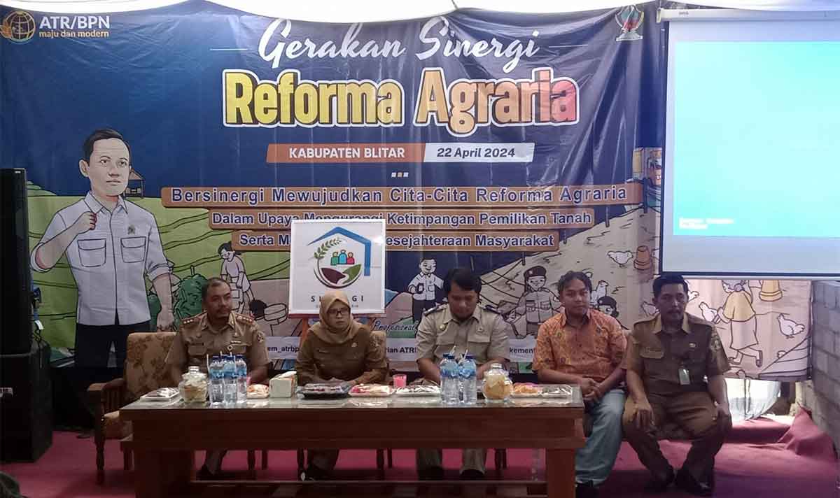 Penyerahan sertifikat redistribusi tanah dari PT Harta Mulia di Balai Karanganyar Timur, Desa Modangan, Kecamatan Nglegok, Kabupaten Blitar.