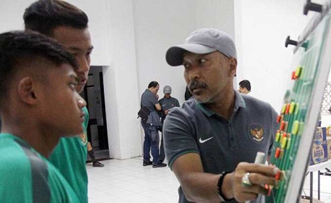 Fakhri Husaini saat memberi instruksi pada anggota Timnas U-16.