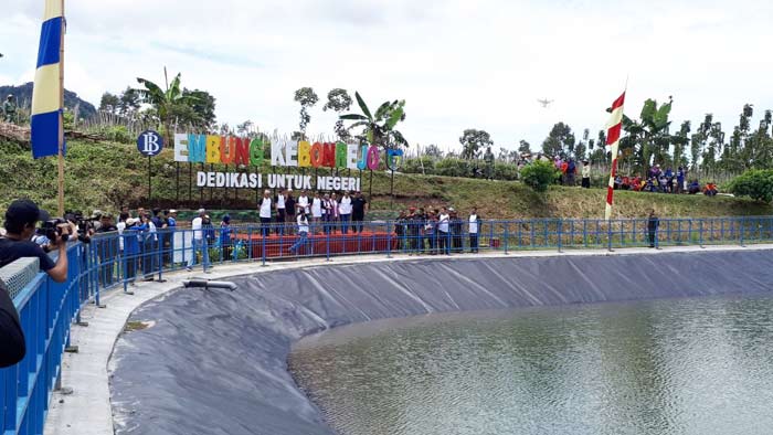 Waduk mini yang berada di Desa Kebonrejo Kecamatan Kepung, diharapkan bisa membantu petani cabai dimusim kemarau. Foto: Arif Kurniawan/BANGSAONLINE