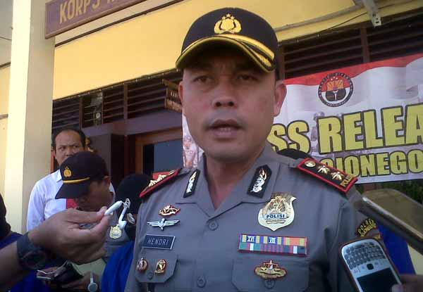 Kapolres Bojonegoro, AKBP Hendri Fiuser saat memberikan keterangan. (eky nurhadi/BANGSAONLINE)