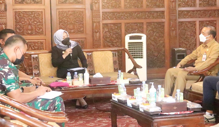 Bupati Mojokerto Ikfina Fahmawati ketika bersilaturahmi dengan Komandan Resimen 2 Pasukan Marinir (Pasmar) Kavaleri di Rumah Dinas Bupati Mojokerto, Senin (7/2).