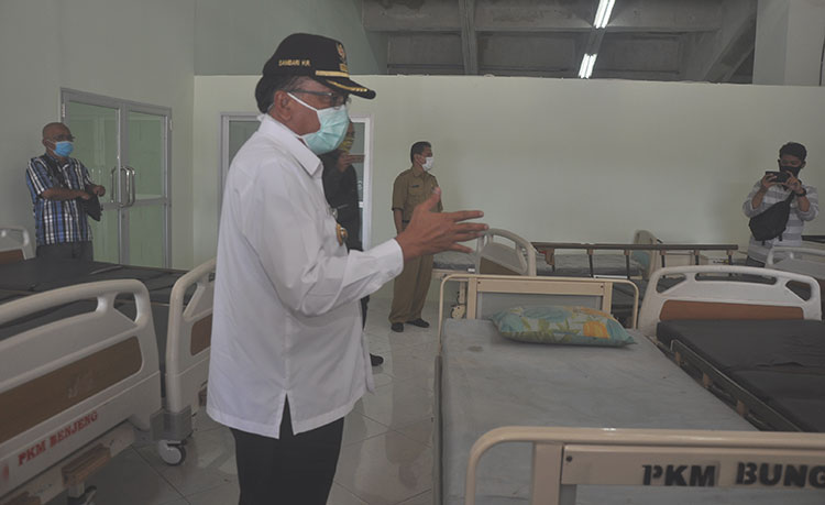 Cek Fasilitas, Bupati Sambari Tinjau Ruang Isolasi Pasien Covid-19 di Gejos