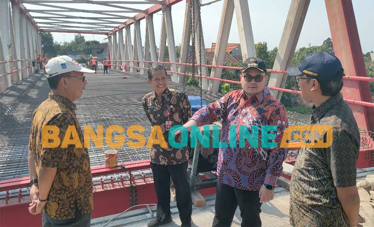 Bupati Kediri, Hanindhito Himawan Pramana, saat meninjau pembangunan Jembatan Jongbiru. Foto: MUJI HARJITA/BANGSAONLINE