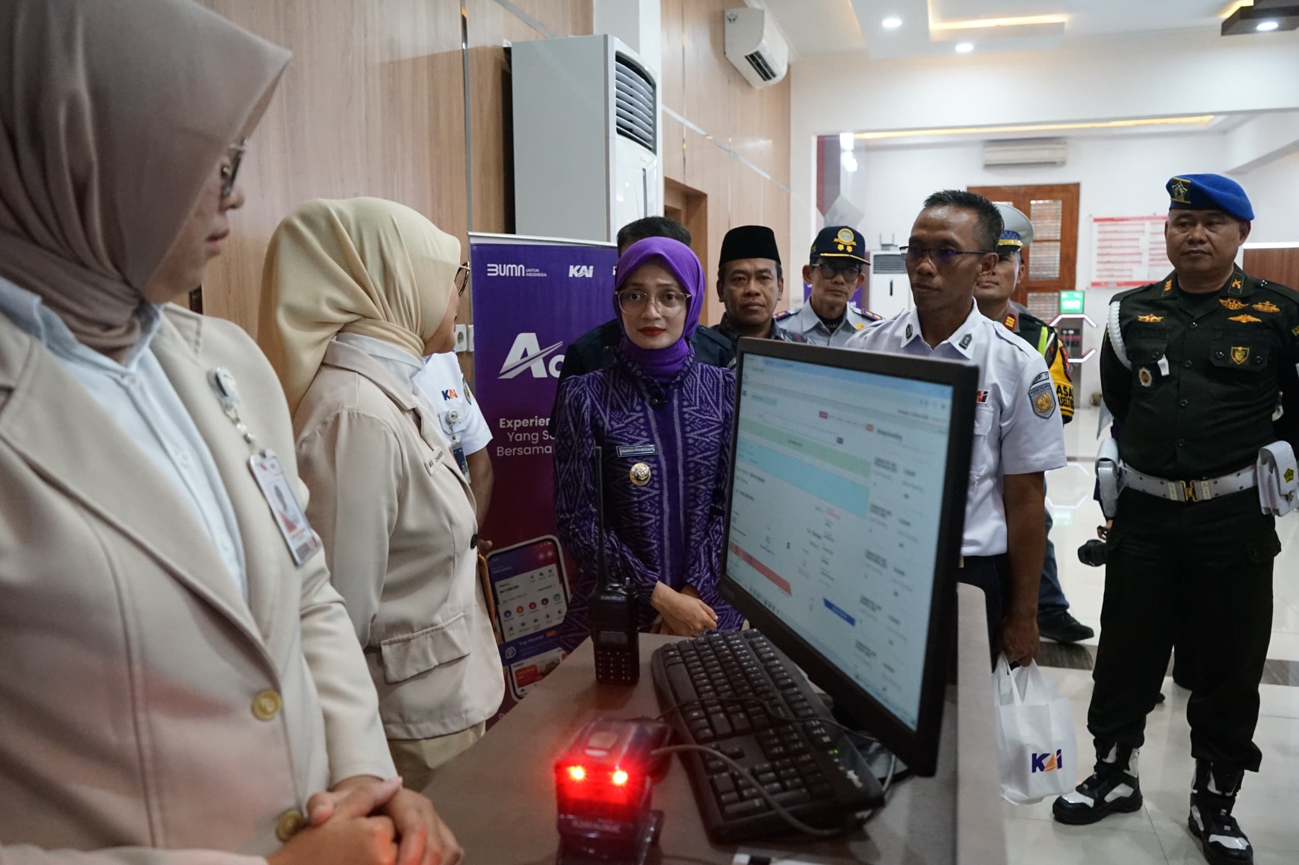 Wali Kota Kediri didampingi Kepala Stasiun Kediri Kota Sifion Aris Wibowo saat mengecek kesiapan petugas